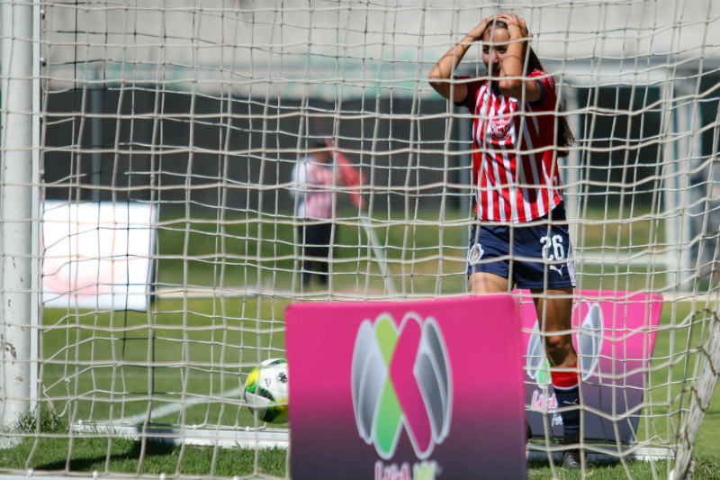 Angélica Torres se lamenta durante el juego de Chivas y Morelia
