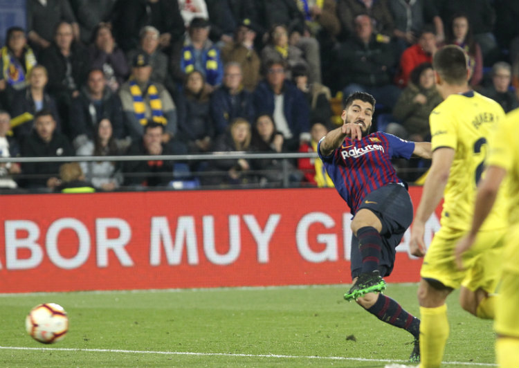 Luis Suárez saca un zurdazo para darle el empate el Barcelona