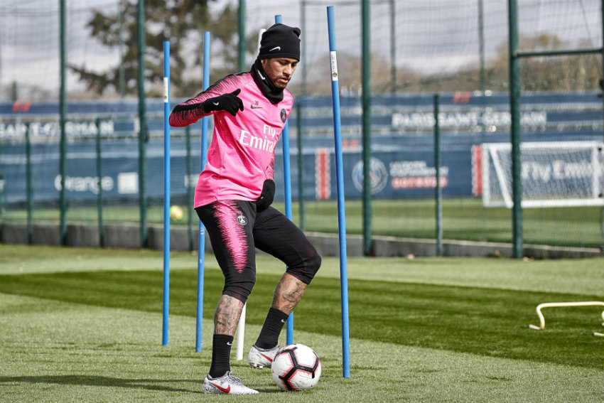 Neymar realiza algunos ejercicios con balón 