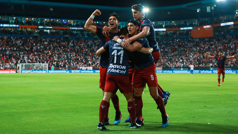 Jugadores de Chivas celebran un tanto en el C2019 