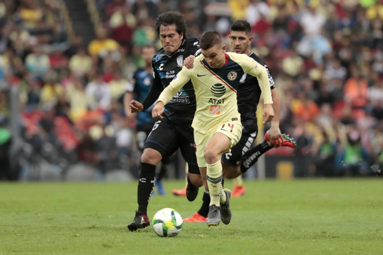 Nicolás Benedetti conduce el esférico en el duelo contra Pachuca