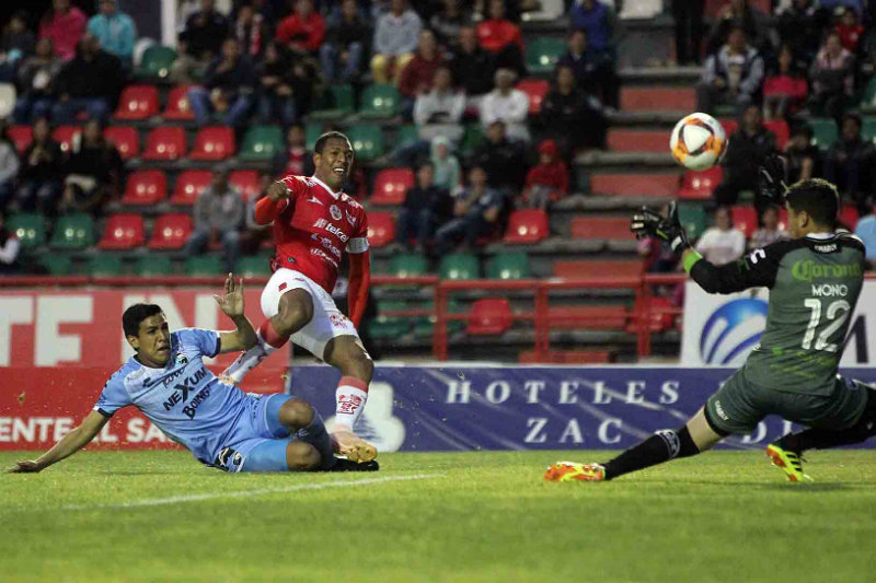 Roberto Nurse le anota un gol a la Jaiba Brava