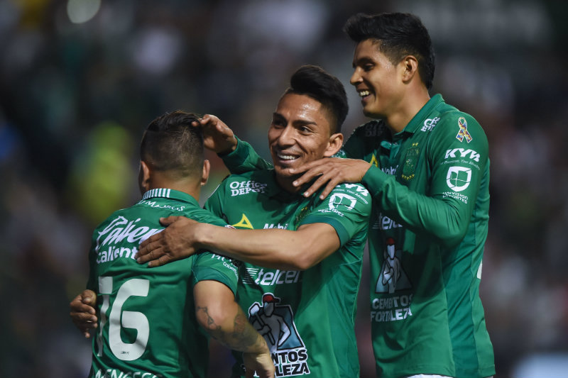 Jugadores del León festejan un gol