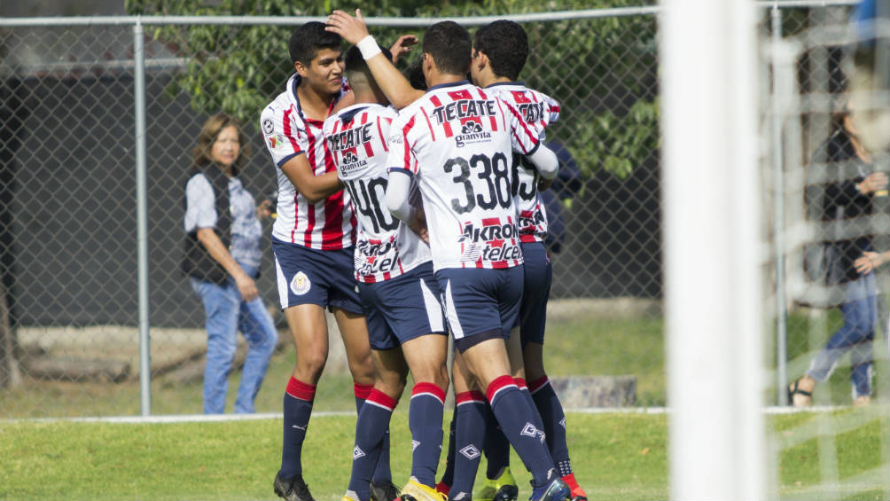 Jugadores de Chivas celebran anotación contra Lobos
