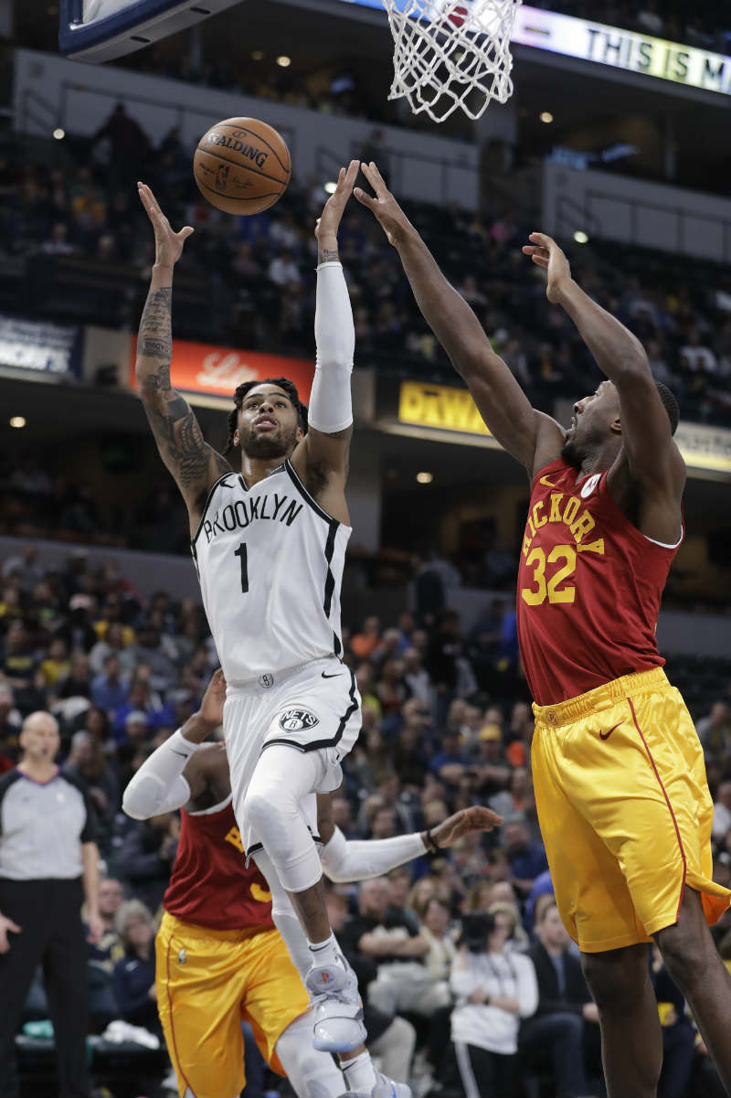 D'Angelo Russell busca encestar contra los Pacers