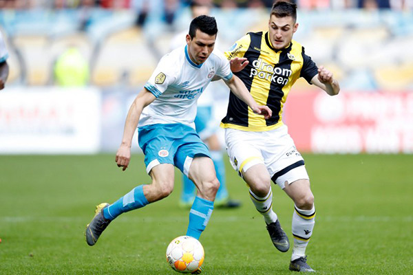 Lozano conduce el balón en juego contra Vitesse