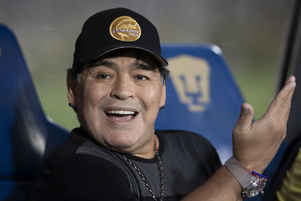 Maradona durante un compromiso ante Pumas 