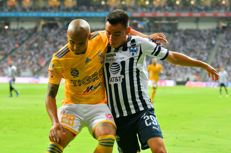 Chaka Rodríguez y Carlos Rodríguez disputan un balón