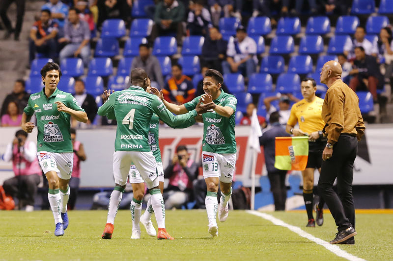 Jugadores de León festejan un gol contra Puebla