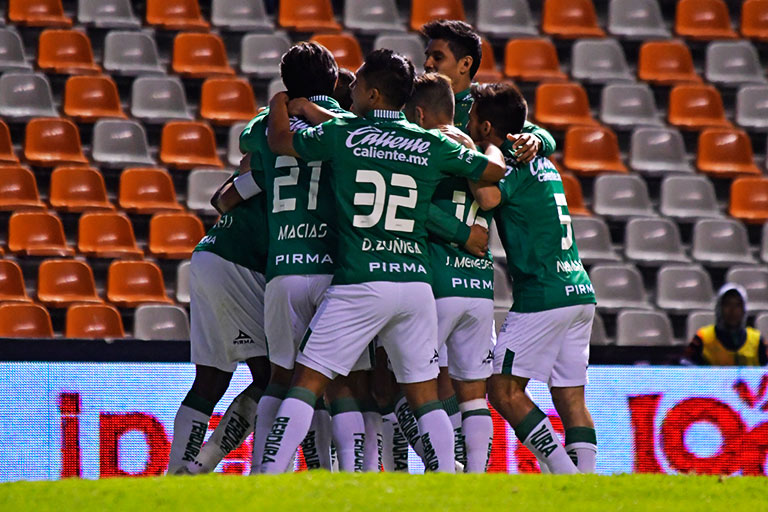 Los jugadores esmeraldas festejan tras una anotación sobre el Puebla