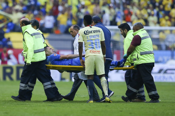 Pablo Aguilar abandona el terreno de juego por una lesión 