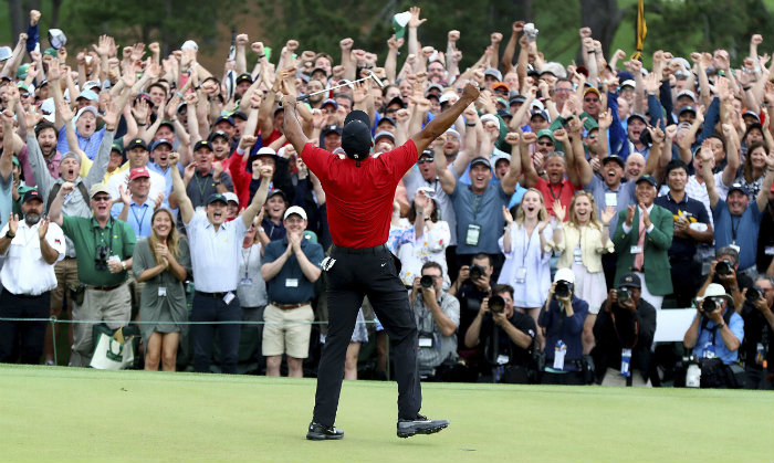 Woods festeja triunfo en Masters
