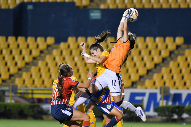 Blanca Félix atrapa un balón en el duelo ante Tigres