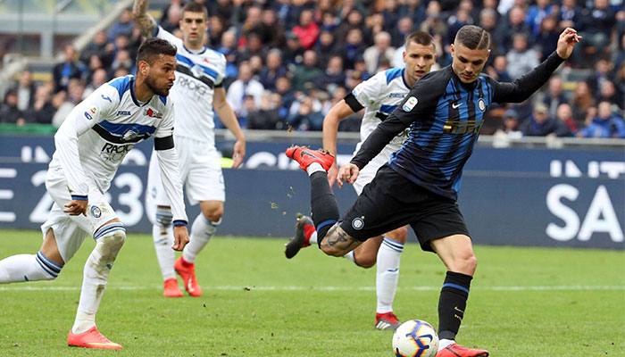 Icardi pateando el balón durante un partido con el Inter 