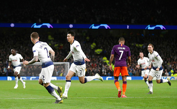 Tottenham festeja gol con el Manchester City