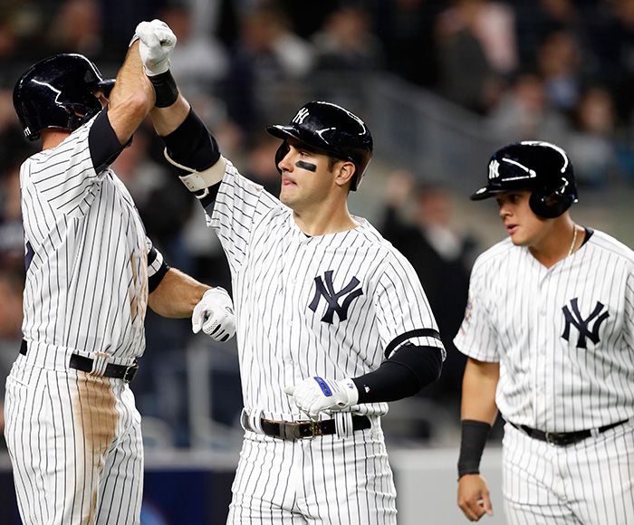 Jugadores de Yankees festejan tras anotar
