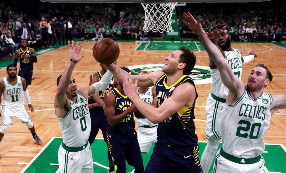 Bogdanovic trata de anotar ante la marca de los jugadores de Celtics