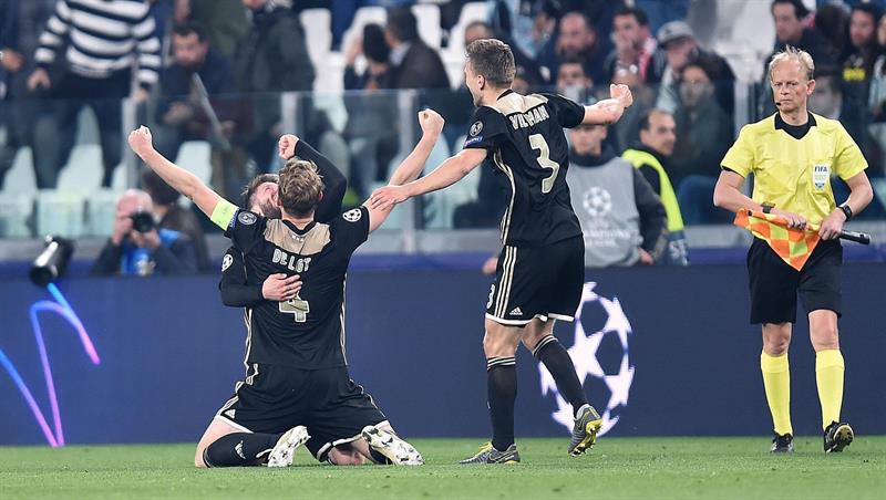 Jugadores del Ajax celebran triunfo ante Juventus