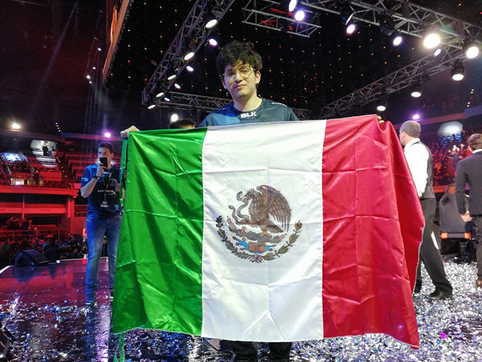 Seiya posa con la bandera de México
