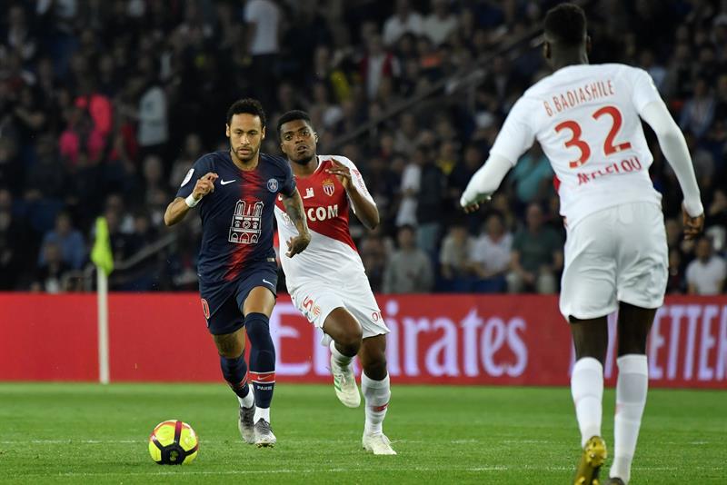 Neymar conduce el balón ante la marca de un rival