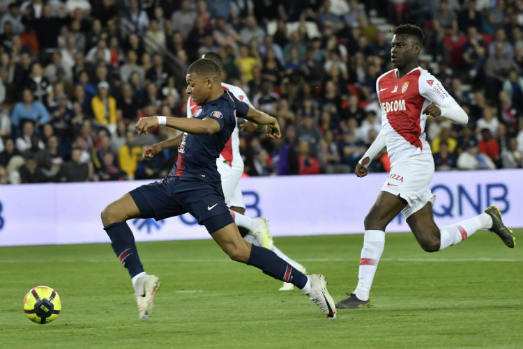 Mbappé conduce el esférico en el duelo ante Mónaco