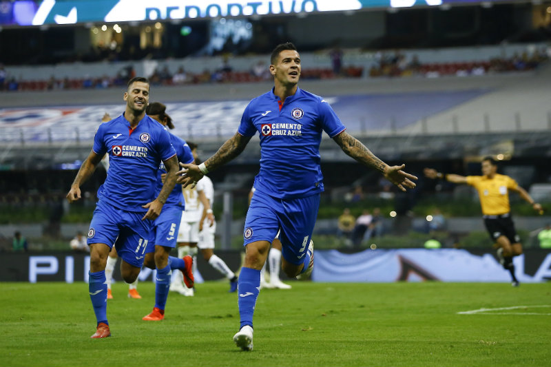 Caraglio festeja un gol con Cruz Azul