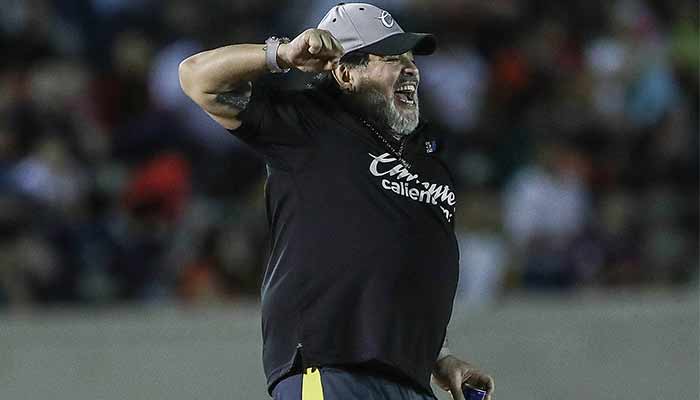 Maradona dirigiendo a Dorados en el partido vs Cimarrones 