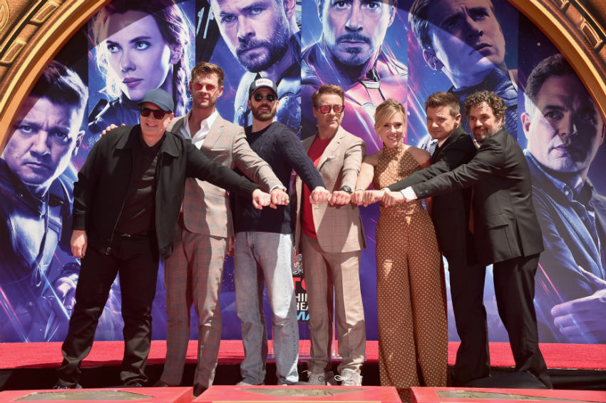 Actores que dan vida en los Avengers durante un evento 