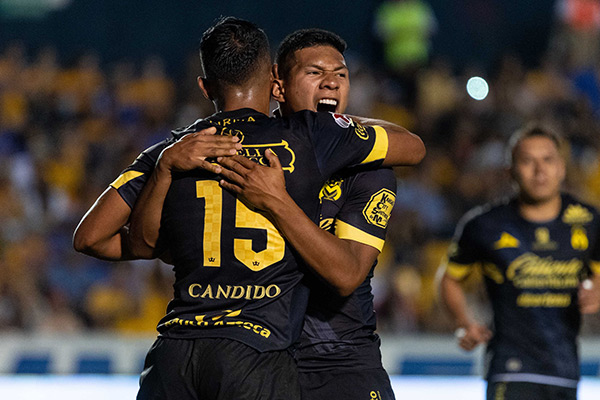 Cándido celebra gol de Monarcas contra Tigres
