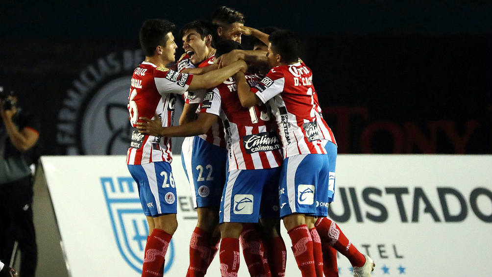 Jugadores de San Luis festejan gol contra Venados