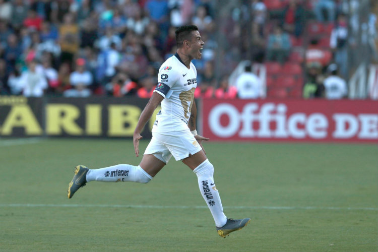 Pablo Barrera festeja gol con Pumas