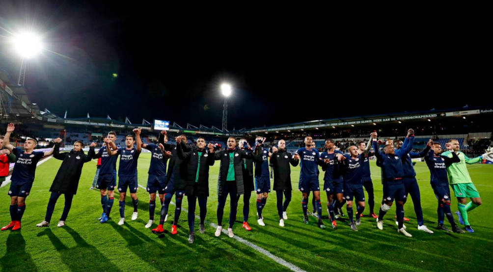 Jugadores del PSV festejan triunfo