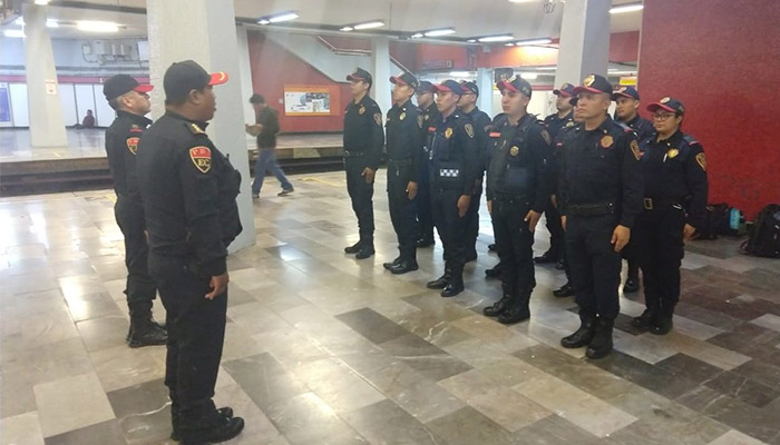 Policía en las inmediaciones del metro de la CDMX 