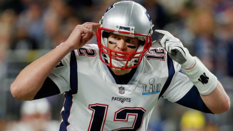 Brady da indicaciones durante el Super Bowl LII