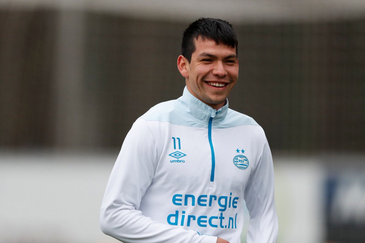 Lozano sonríe durante una práctica del PSV