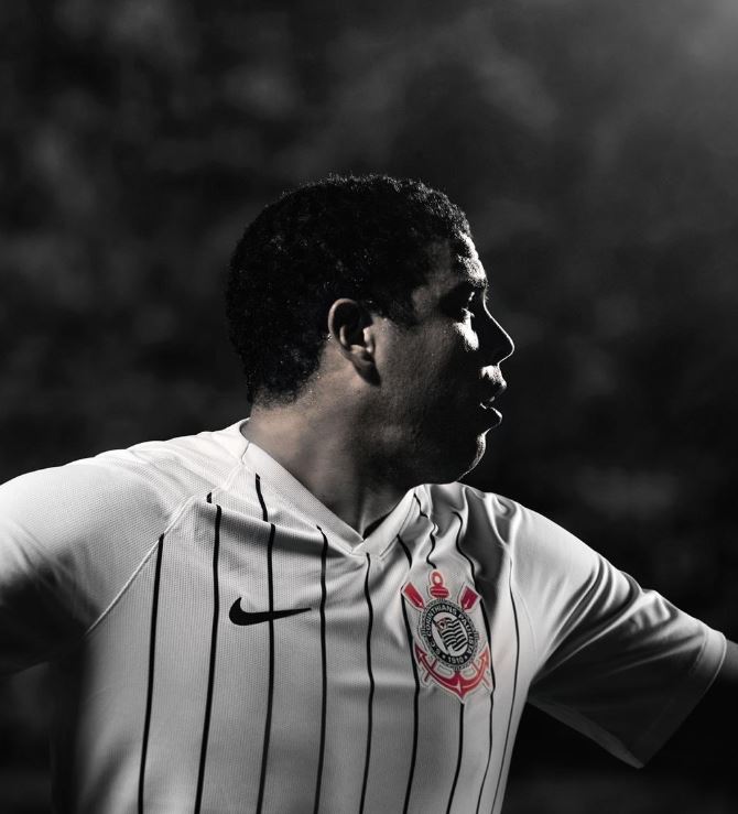 Ronaldo promociona la nueva playera del Corinthians