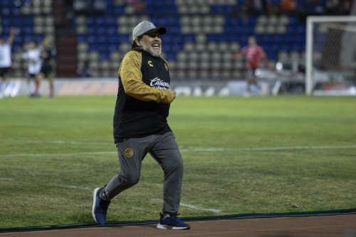 Maradona celebra una anotación frente a Mineros 