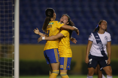 Greta Espinoza y Katty Martínez festejan un gol ante La Franja