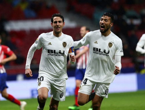 Valencia celebra una anotación ante el Atlético de Madrid 
