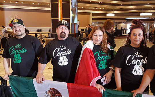 Familia Chávez luce la bandera mexicana