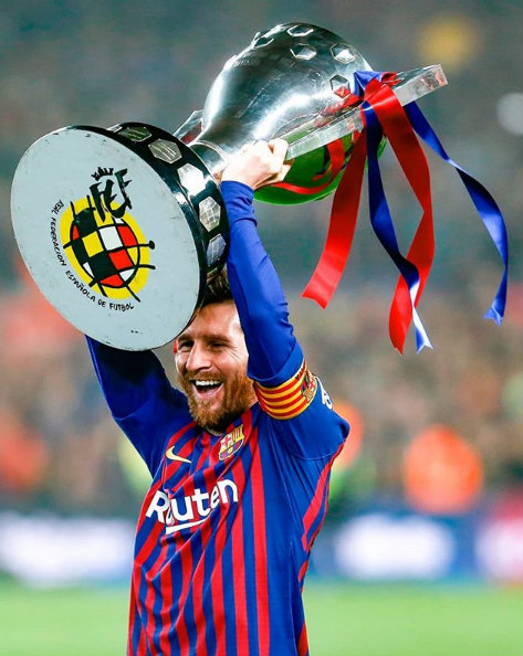 Lionel Messi alza el trofeo de La Liga