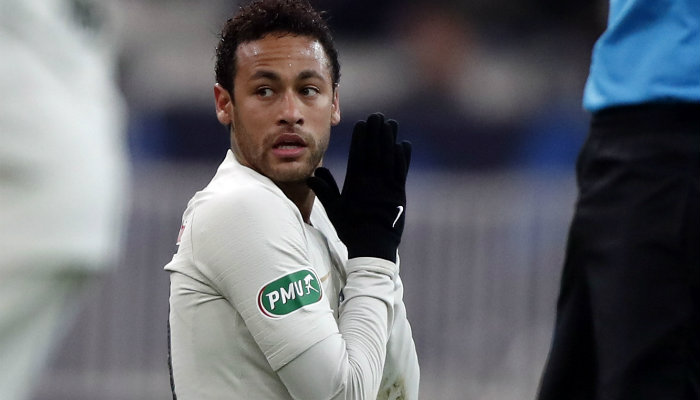Neymar en lamento durante el juego ante Rennes 