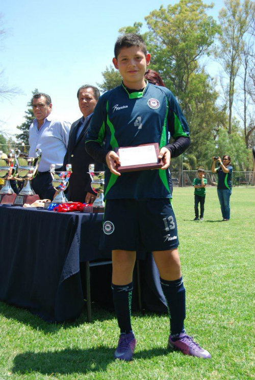 Osvaldo León con un reconocimiento 
