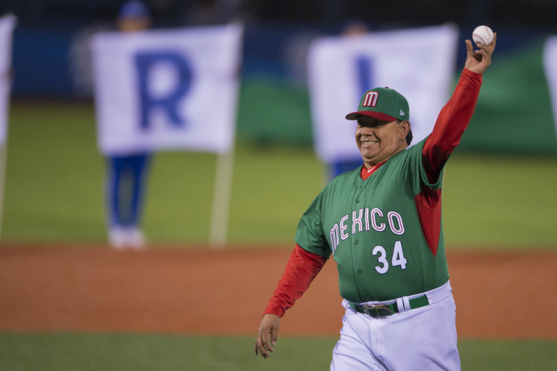 Fernando Valenzuela lanza la primera bola de un juego de México