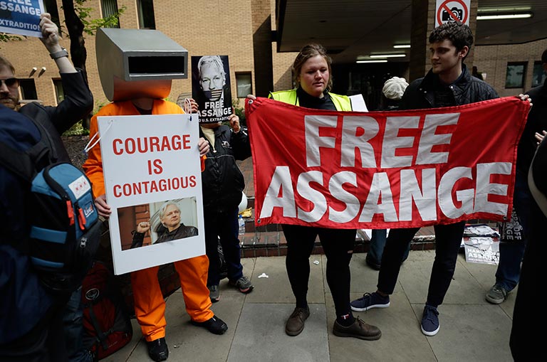 Partidarios de Assange protestan afuera de la corte