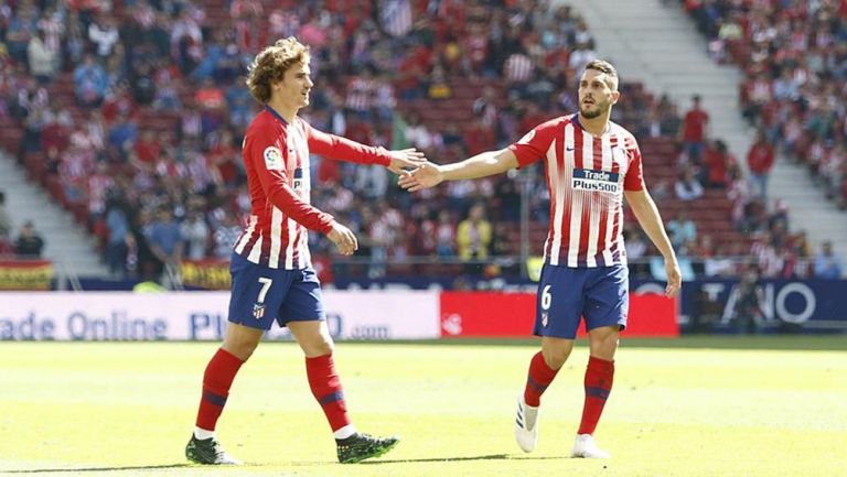 Griezmann celebra con Koke un gol del Atlético 