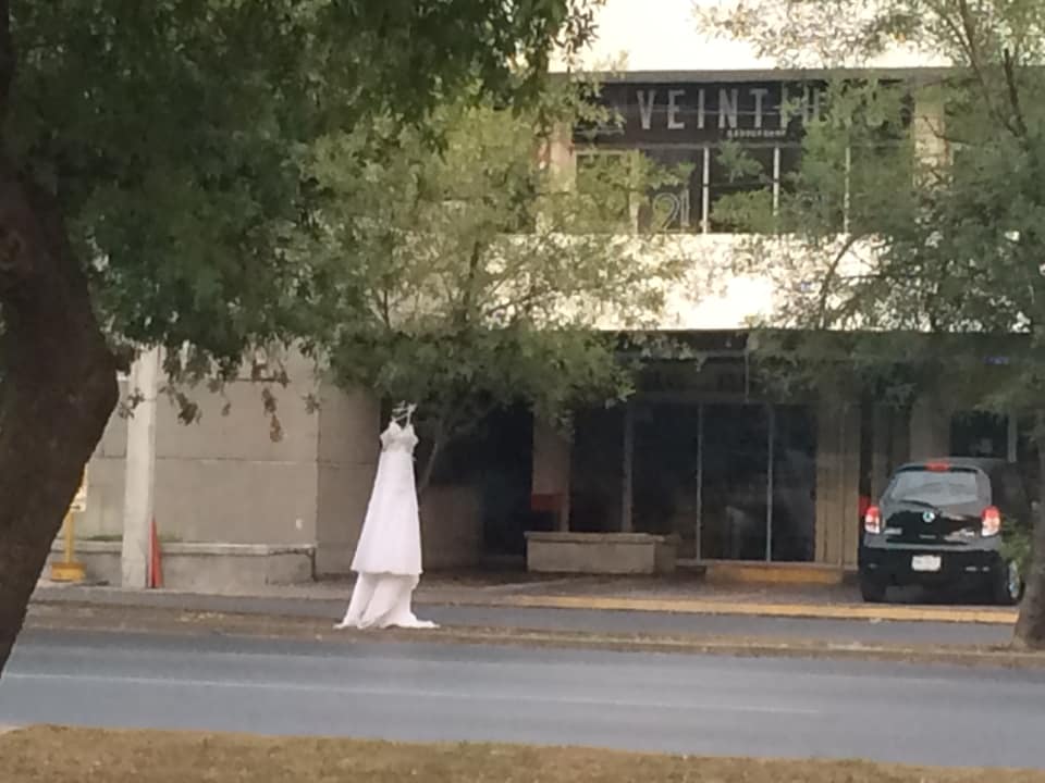 Vestido de novia colgado de un árbol en Monterrey 