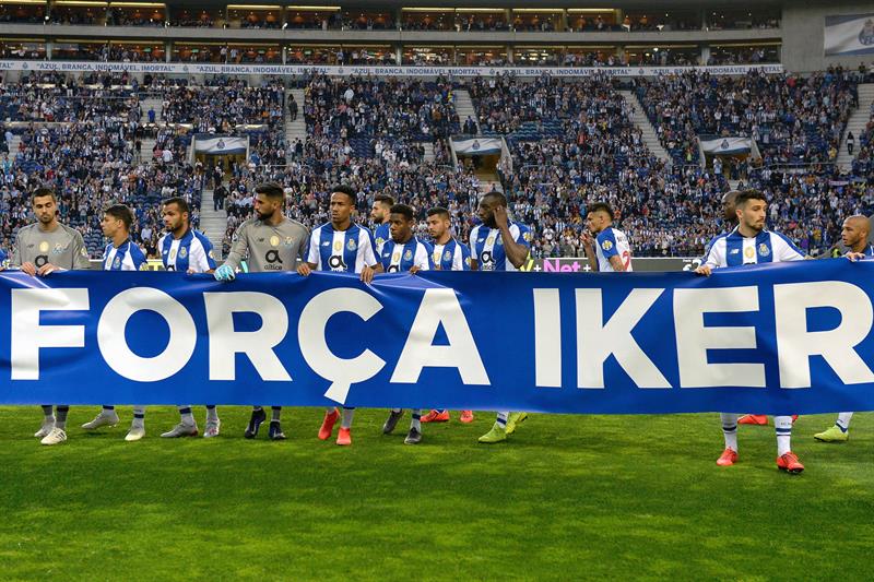Pancarta de apoyo de los jugadores del Porto para Casillas
