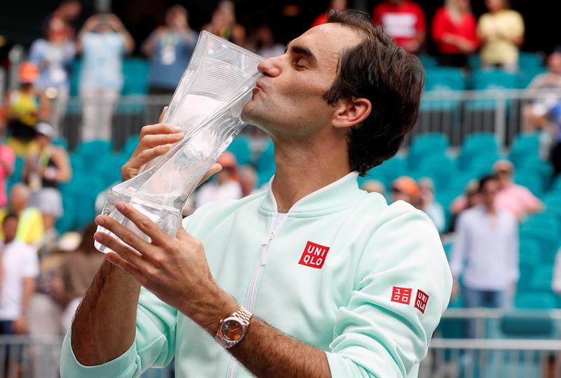 Federer besa su trofeo tras ganar el Abierto de Miami