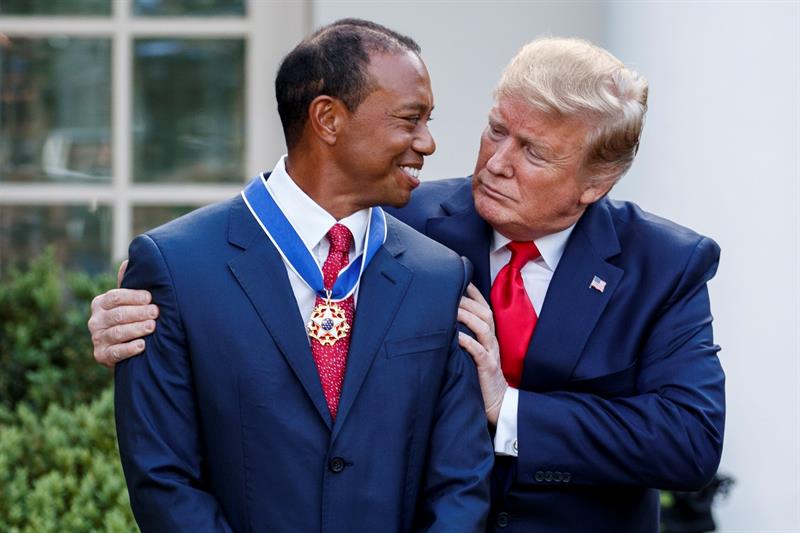 Trump y Tiger en ceremonia de entrega de medalla